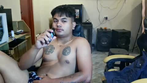 hunkyzeus online show from April 21, 5:39 pm