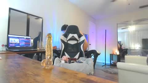 Snapshot of hustlebunni7 chatting on November 5, 2:28 pm hustlebunni7 online show from November 5, 2:28 pm