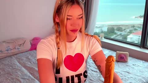 Snapshot of hypnotic_kitty chatting on January 16, 8:54 am Your submissive lady 3 online show from January 16, 8:54 am