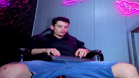 kelvis online show from November 22, 12:20 am