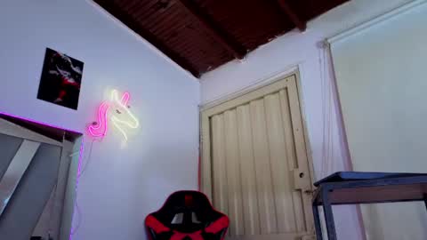 kelvis online show from June 19, 5:01 am