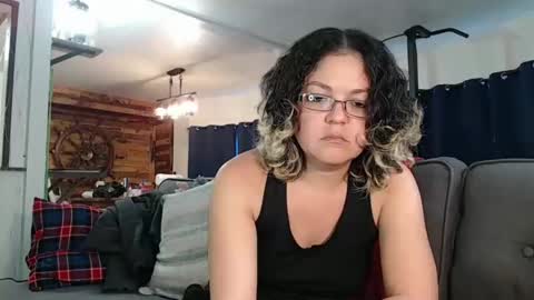 Snapshot of i_fetishize_u chatting on February 21, 7:32 pm ShortStuff online show from February 21, 7:32 pm