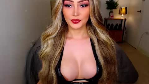 QUEEN SUSSIE BROWN online show from March 3, 7:36 am