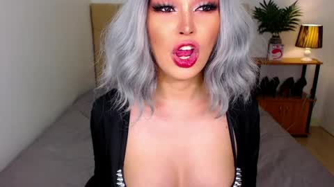 QUEEN SUSSIE BROWN online show from June 2, 3:52 am