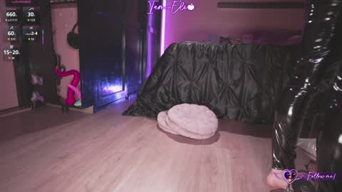 Snapshot of iam_eli chatting on October 25, 12:18 am online show from October 25, 12:18 am