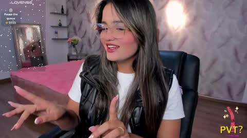 iam_lina online show from April 1, 7:33 pm