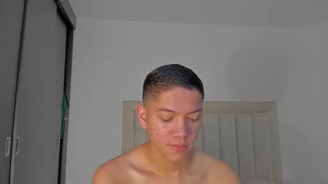 Snapshot of iamjulian_ chatting on February 5, 10:53 am Juliiiiian online show from February 5, 10:53 am