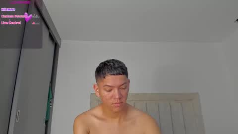 Snapshot of iamjulian_ chatting on February 6, 11:02 am Juliiiiian online show from February 6, 11:02 am