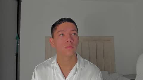 Snapshot of iamjulian_ chatting on February 17, 11:07 am Juliiiiian online show from February 17, 11:07 am