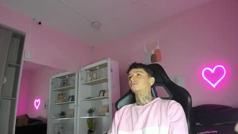 Snapshot of ian_castillo_ chatting on October 7, 11:07 am IAN CASTILLO online show from October 7, 11:07 am