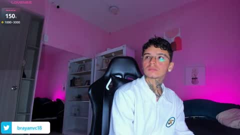 Snapshot of ian_castillo_ chatting on October 8, 11:08 am IAN CASTILLO online show from October 8, 11:08 am