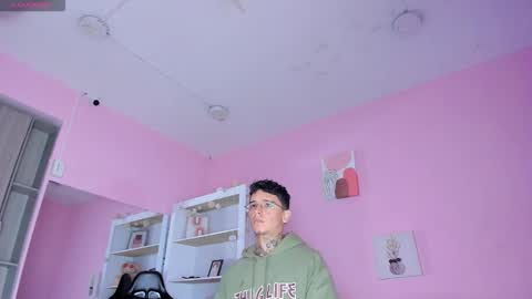 Snapshot of ian_castillo_ chatting on October 25, 11:07 am IAN CASTILLO online show from October 25, 11:07 am