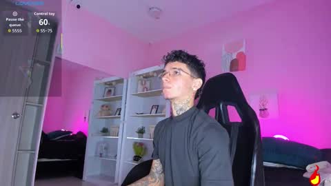 Snapshot of ian_castillo_ chatting on October 31, 11:11 am IAN CASTILLO online show from October 31, 11:11 am