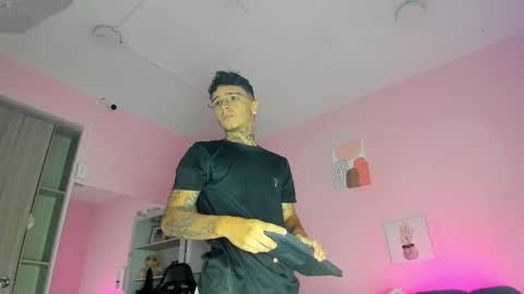 Snapshot of ian_castillo_ chatting on November 3, 11:11 am IAN CASTILLO online show from November 3, 11:11 am