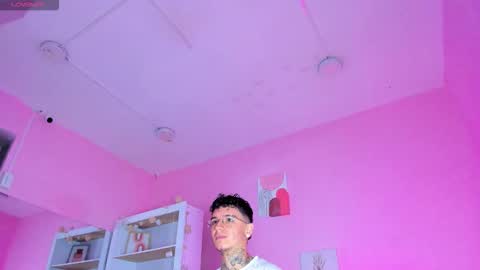 Snapshot of ian_castillo_ chatting on November 6, 11:11 am IAN CASTILLO online show from November 6, 11:11 am