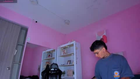 Snapshot of ian_castillo_ chatting on November 7, 11:10 am IAN CASTILLO online show from November 7, 11:10 am