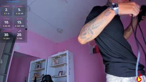 Snapshot of ian_castillo_ chatting on November 18, 11:14 am IAN CASTILLO online show from November 18, 11:14 am