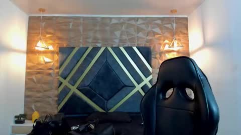 IAN CASTILLO online show from March 3, 11:16 am