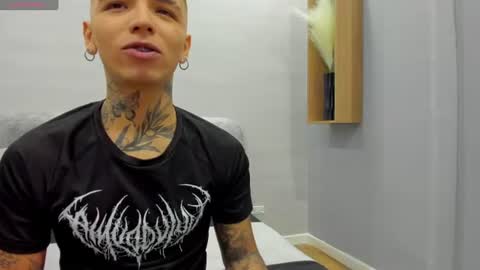 Snapshot of ian_castillo_ chatting on June 30, 11:11 am IAN CASTILLO online show from June 30, 11:11 am