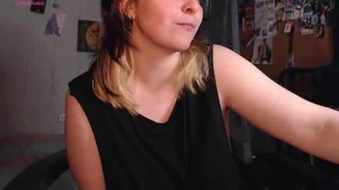 Snapshot of idontknowwhyjojo chatting on May 3, 10:27 pm Saya online show from May 3, 10:27 pm