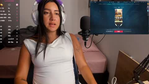 IG  iissaabeel -- FOLLOW ME online show from January 8, 9:55 pm