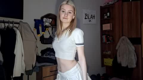 ShyLuna online show from March 28, 5:18 am