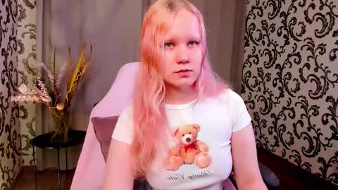 Snapshot of illando chatting on September 23, 3:53 am Annie online show from September 23, 3:53 am