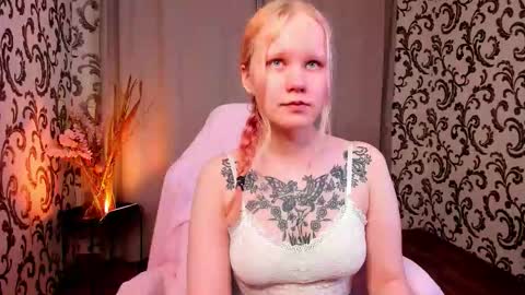 Snapshot of illando chatting on September 26, 3:43 am Annie online show from September 26, 3:43 am
