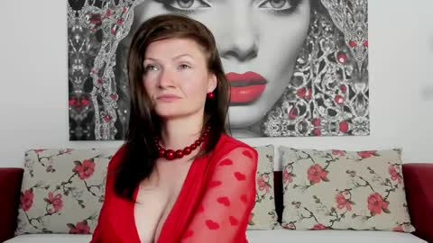 Snapshot of illegalbeauty87 chatting on April 16, 9:15 pm Ingrid or more easier...Miss GoDDess Mistress online show from April 16, 9:15 pm