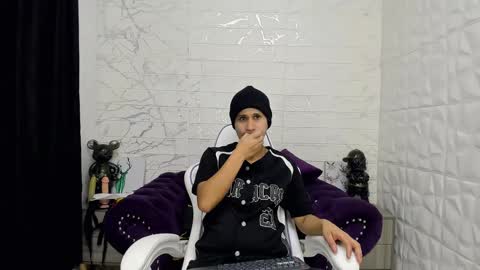 im_milan_rs online show from February 8, 1:11 am