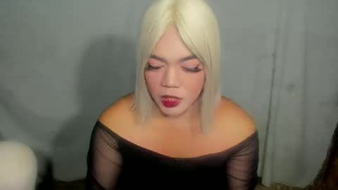 ella may online show from October 29, 12:18 pm