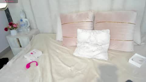 Snapshot of im_ximena chatting on February 20, 9:04 pm Xime online show from February 20, 9:04 pm