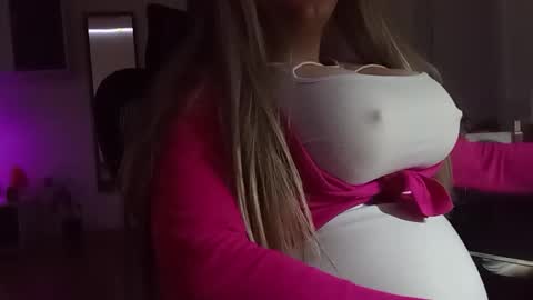 Snapshot of imangelamartin chatting on February 4, 11:53 pm ngela Sometimes online show from February 4, 11:53 pm