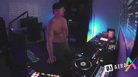 Snapshot of imdjazra chatting on November 12, 1:28 am DJ Azra online show from November 12, 1:28 am