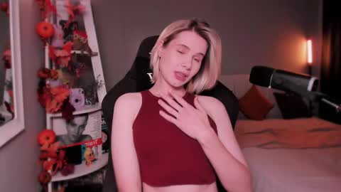 Snapshot of imnotmia chatting on November 8, 8:47 am Mia online show from November 8, 8:47 am