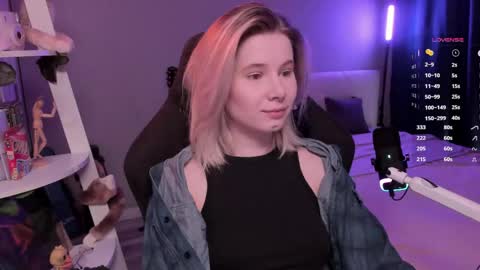 Mia online show from April 24, 11:01 am