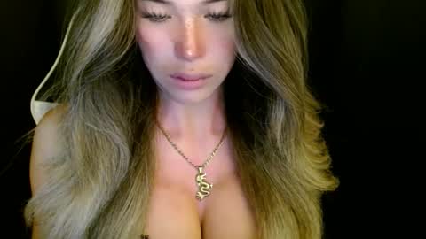 Queen Gwen online show from November 10, 6:18 pm