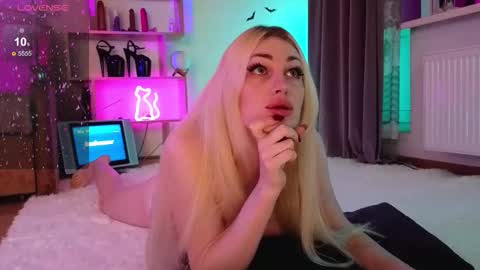 Snapshot of inchcaser chatting on October 8, 9:34 pm Dina Help me reach 100 likes online show from October 8, 9:34 pm