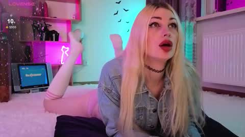 Snapshot of inchcaser chatting on October 12, 9:14 pm Dina Help me reach 100 likes online show from October 12, 9:14 pm