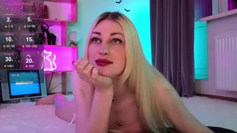 Snapshot of inchcaser chatting on October 29, 9:38 pm Dina Help me reach 100 likes online show from October 29, 9:38 pm