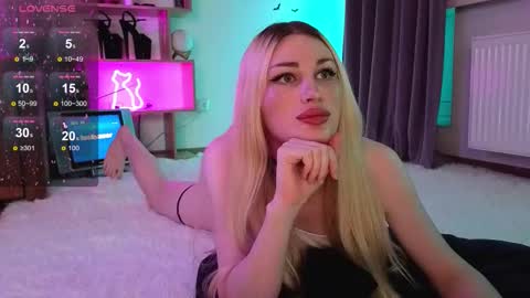 Snapshot of inchcaser chatting on November 25, 9:26 pm Dina Help me reach 100 likes online show from November 25, 9:26 pm