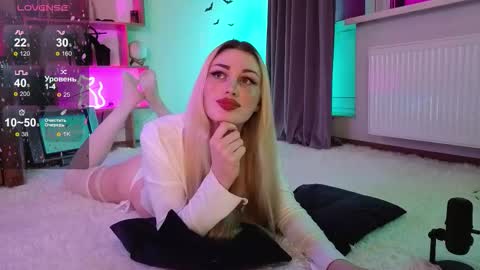 Snapshot of inchcaser chatting on November 27, 8:33 pm Dina Help me reach 100 likes online show from November 27, 8:33 pm