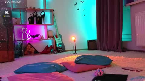 Snapshot of inchcaser chatting on March 12, 12:06 am Dina Help me reach 100 likes online show from March 12, 12:06 am