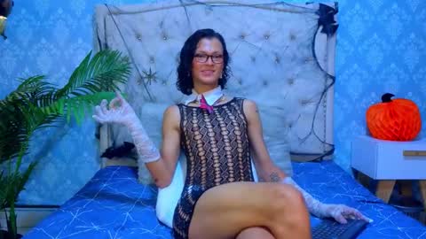 Snapshot of indi_rave chatting on November 1, 2:46 am INDI online show from November 1, 2:46 am