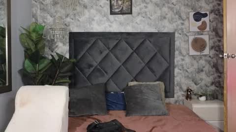 Snapshot of indi_rave chatting on November 18, 12:53 pm INDI online show from November 18, 12:53 pm