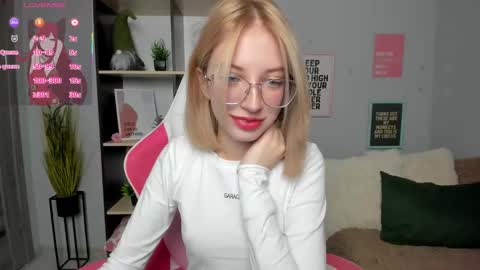 Mia online show from November 19, 3:34 pm