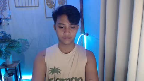 Snapshot of innocent_neil143 chatting on December 15, 4:40 am Neil online show from December 15, 4:40 am