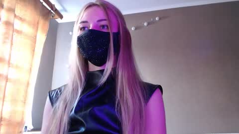 Snapshot of iris_lave chatting on September 22, 11:23 am Lily online show from September 22, 11:23 am