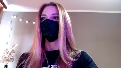 Snapshot of iris_lave chatting on May 9, 2:00 pm Lily online show from May 9, 2:00 pm