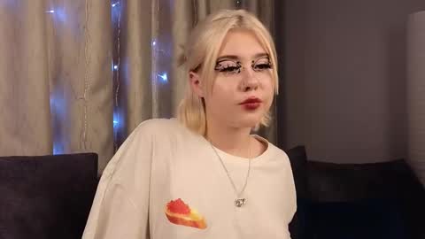 Snapshot of irisbarrington chatting on December 14, 8:29 pm Iris Day Maya night online show from December 14, 8:29 pm